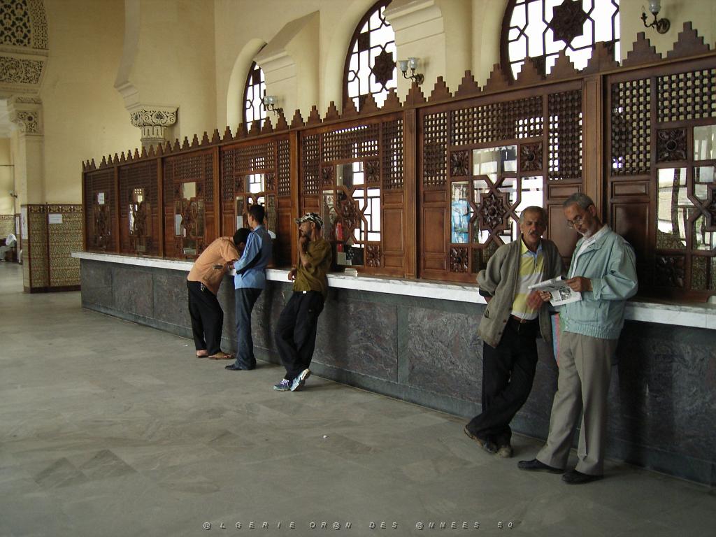 085-ORAN-Juin06-La gare, les guichets.jpg - Unicode